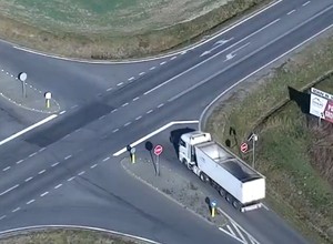 Kierowcy myśleli, że bezkarnie łamią przepisy. Nie zauważyli policyjnego drona