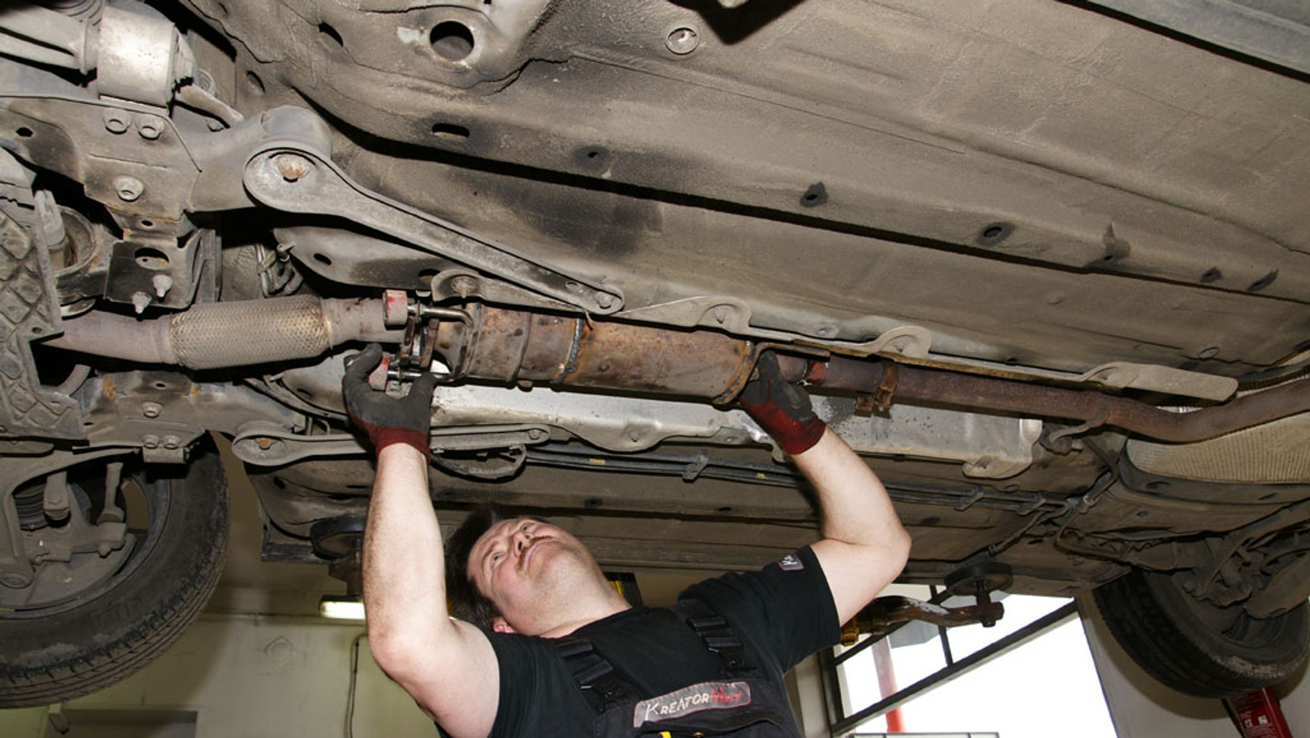 Twój diesel pali  więcej niż zwykle i niechętnie reaguje na dodanie gazu? Moźe to wskazywać na problem z filtrem cząstek stałych. Jeśli masz auto z DPF-em, zacznij od kontroli poziomu oleju!