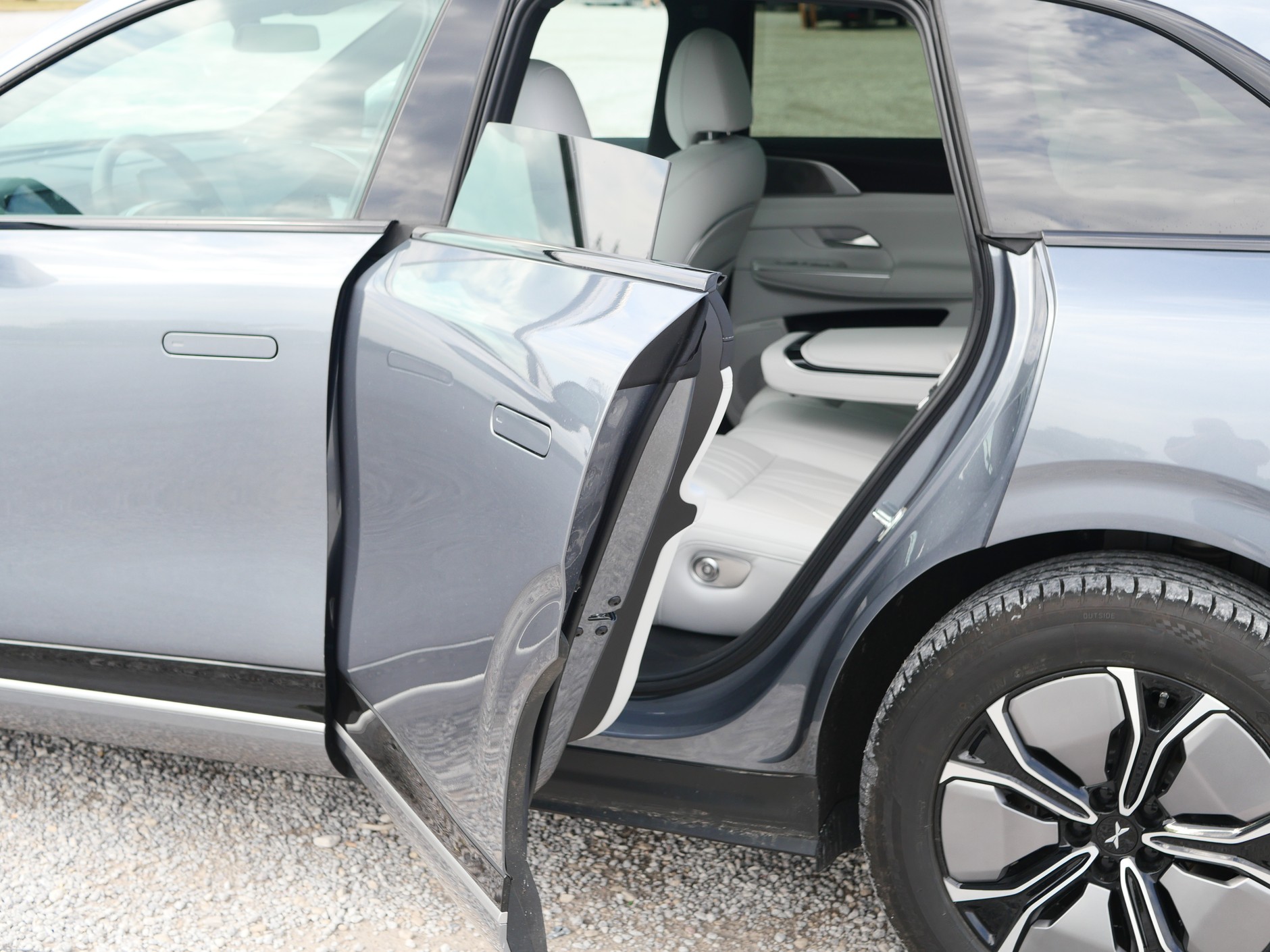 Xpeng G9. Bezramkowe drzwi nie skrzypią, szkoda tylko, że szyba nie opuszcza się do samego dołu.
