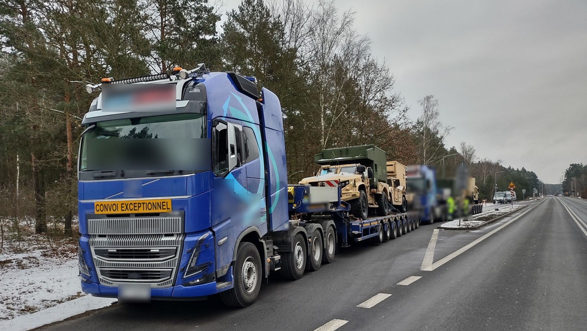 Zatrzymany transport pojazdów armii USA.