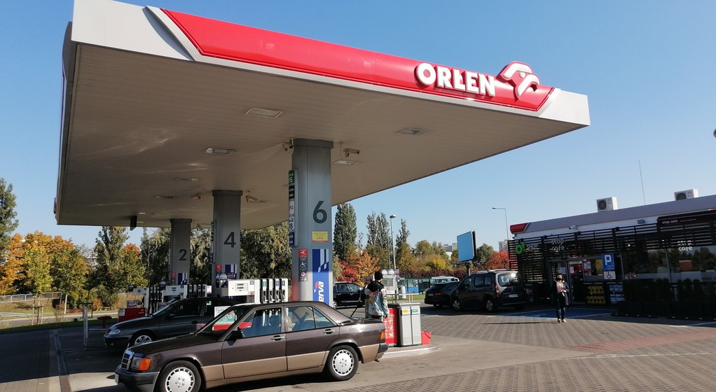 Z powodu obniżonych cen na stacjach Orlen pojawia się wielu kierowców. Zdjęcie ilustracyjne