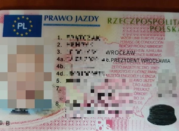 Kierowca z podrobionym prawem jazdy jechał po chodniku