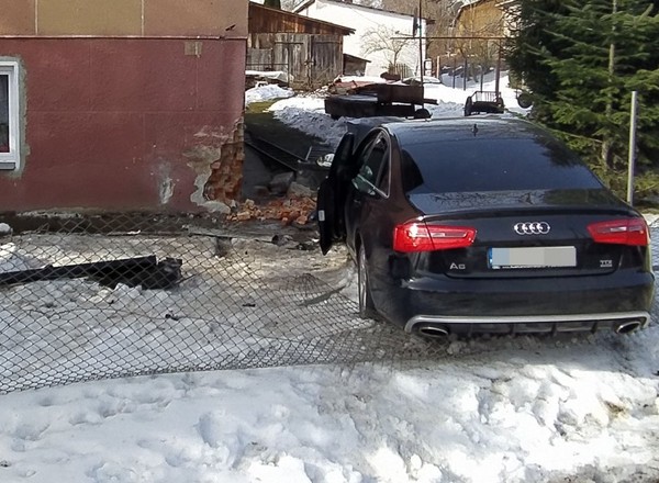 Pijany kierowca Audi wjechał w dom