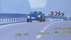 Celowo jechał pod prąd na węźle. Trafił na policyjny radiowóz
