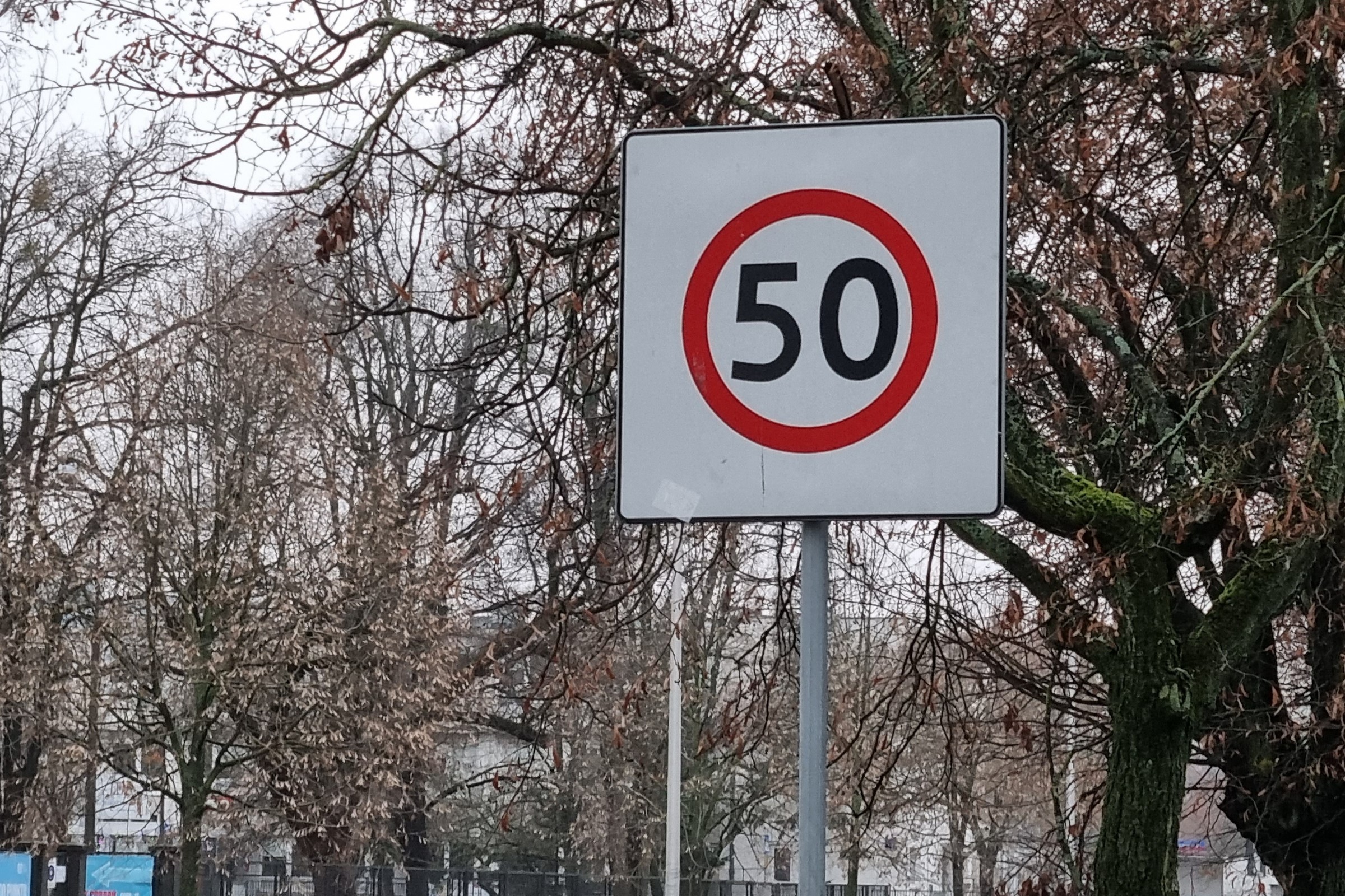 Dlaczego czasem ograniczenie prędkości jest kwadratowe? To znak B-43. Potężne mandaty