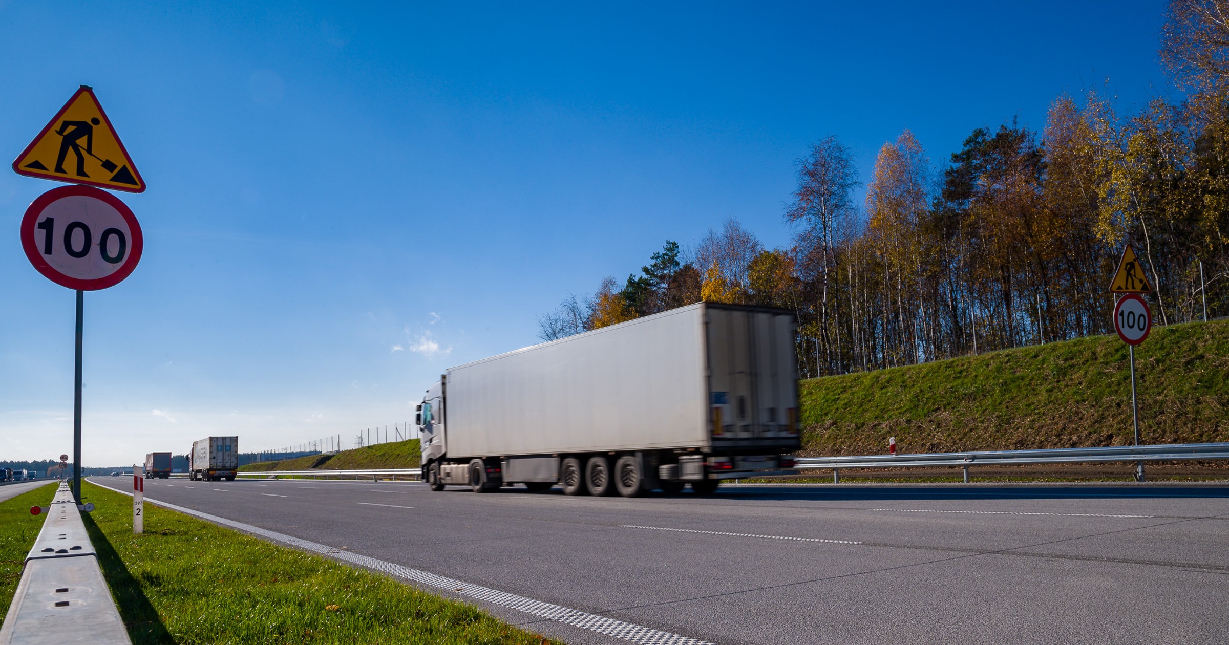 Ciężarówka jadąca po autostradzie