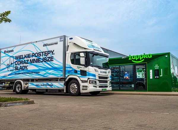 Popularna sieć sklepów testuje elektryczną ciężarówkę Scania 25P B4X2NB