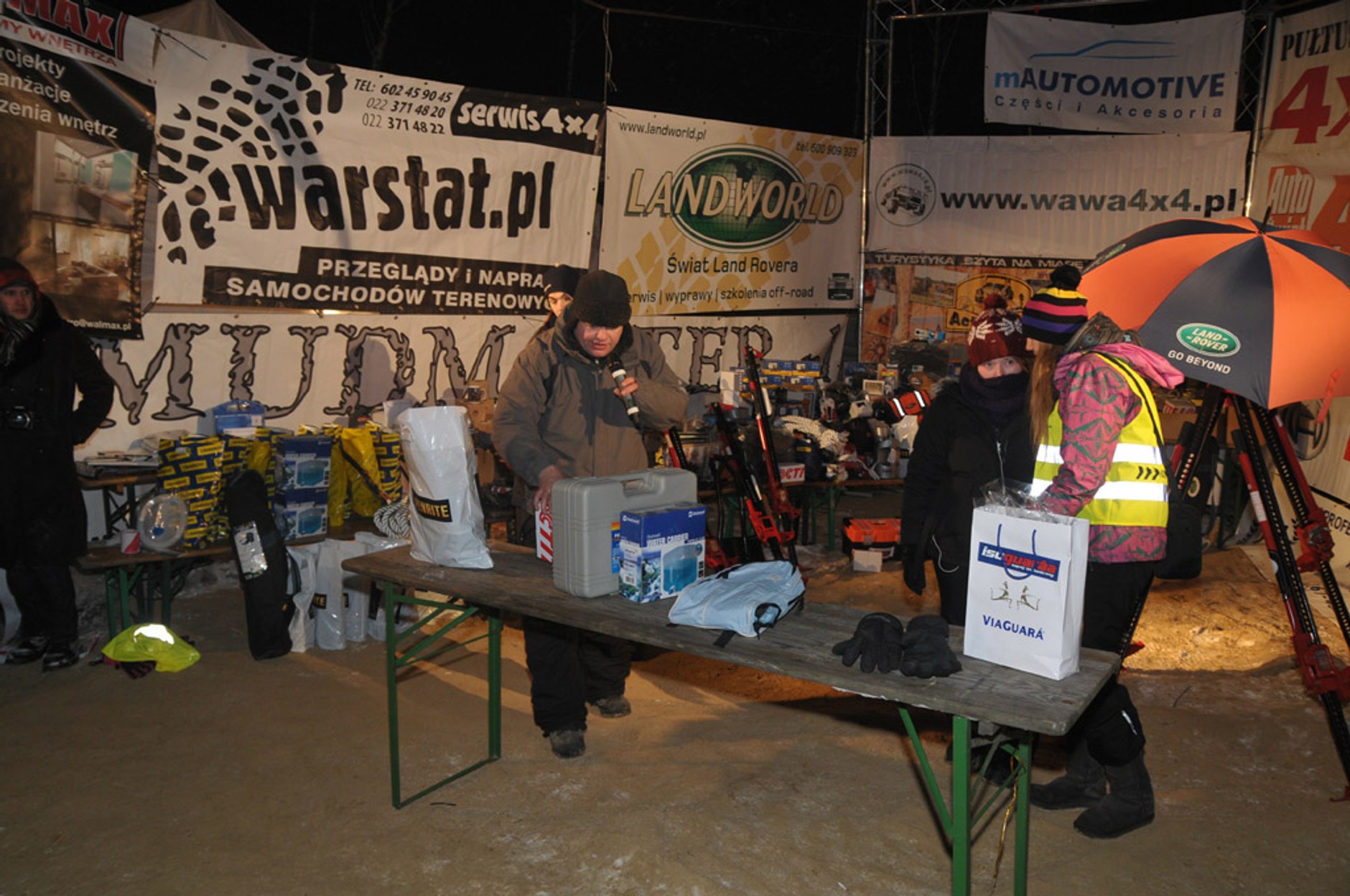 Terenowa integracja „dla choinki” pod znakiem śniegu i mrozu