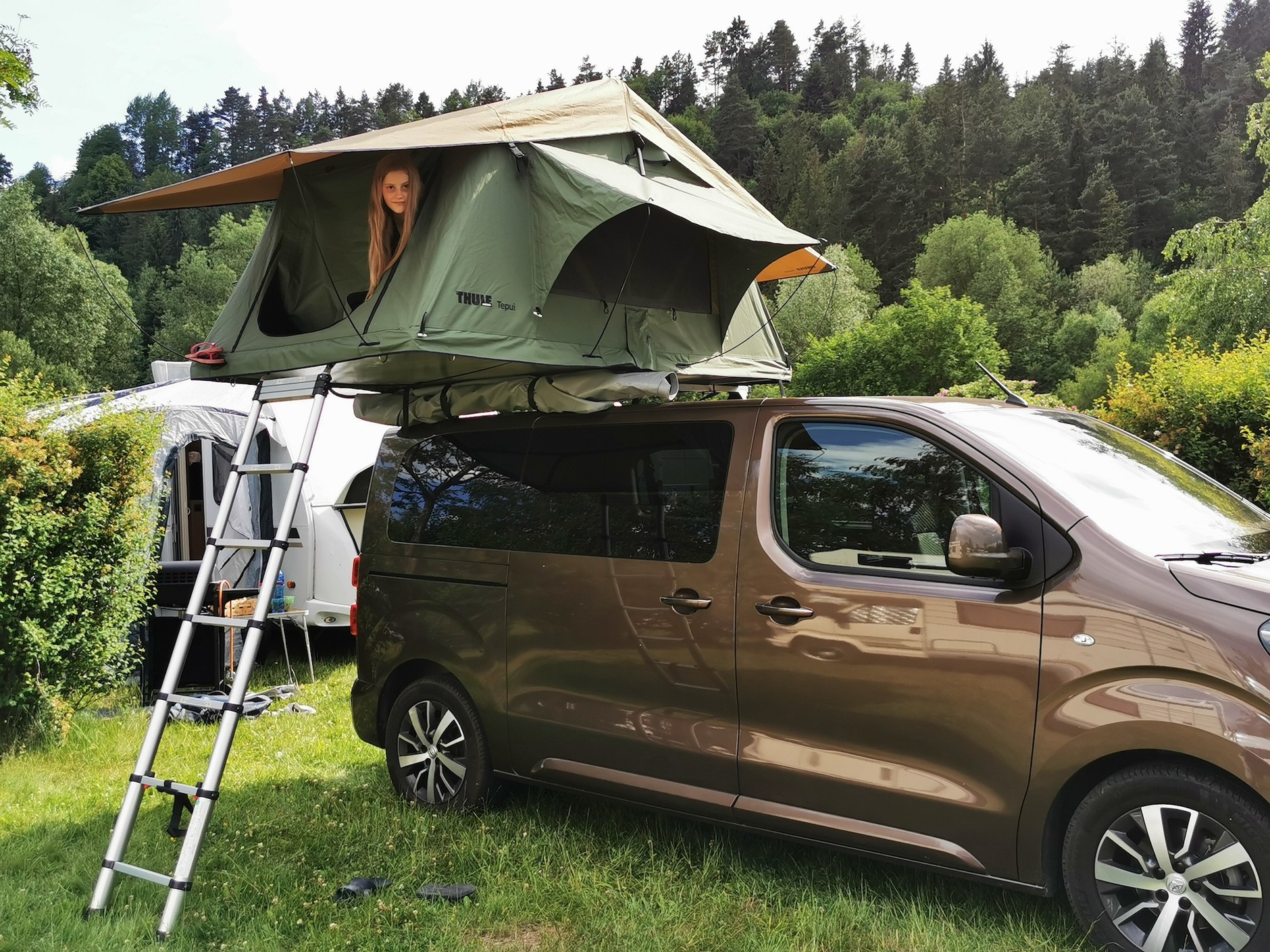 Namiot dachowy może być równie ciekawym i także wygodnym rozwiązaniem na wakacje