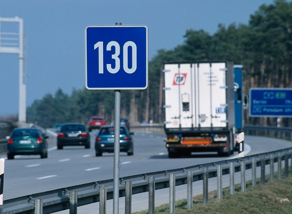 Ograniczenia prędkości na autostradach są niepotrzebne. Elektryki i tak jeżdżą wolno