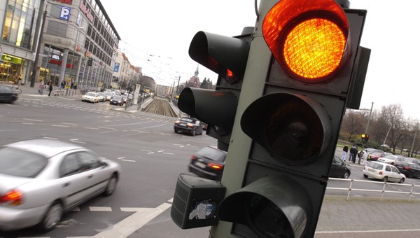 Mandat za przejazd na czerwonym świetle? Nie zawsze! Oto, kiedy unikniesz kary