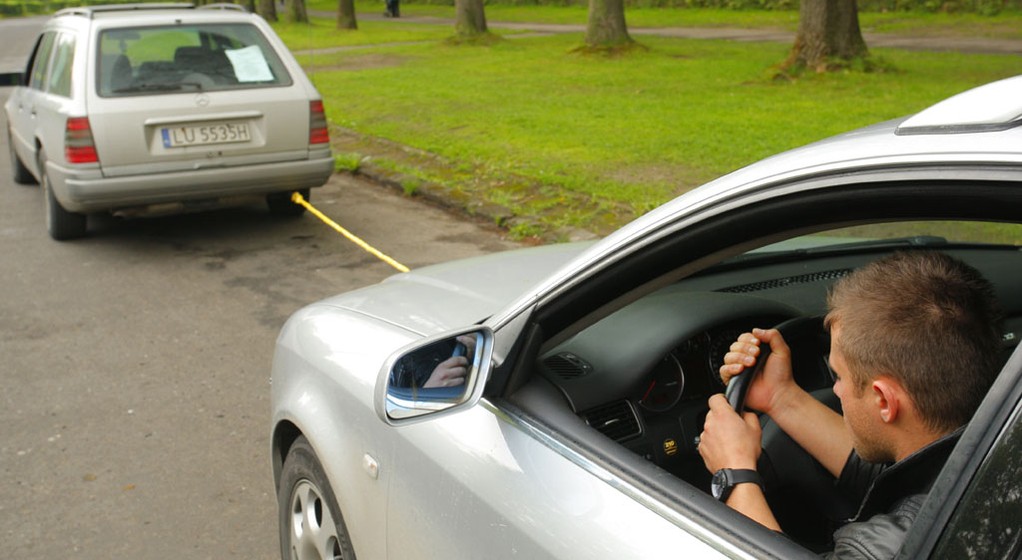 Jak holować auto? Sama linka to za mało!