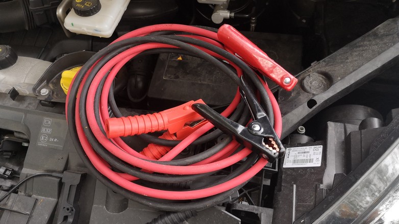 Dobre kable rozruchowe mają w sobie dużo miedzi i są... ciężkie!