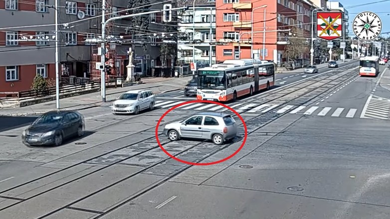 Opel widmo przejechał sam przez ruchliwe skrzyżowanie