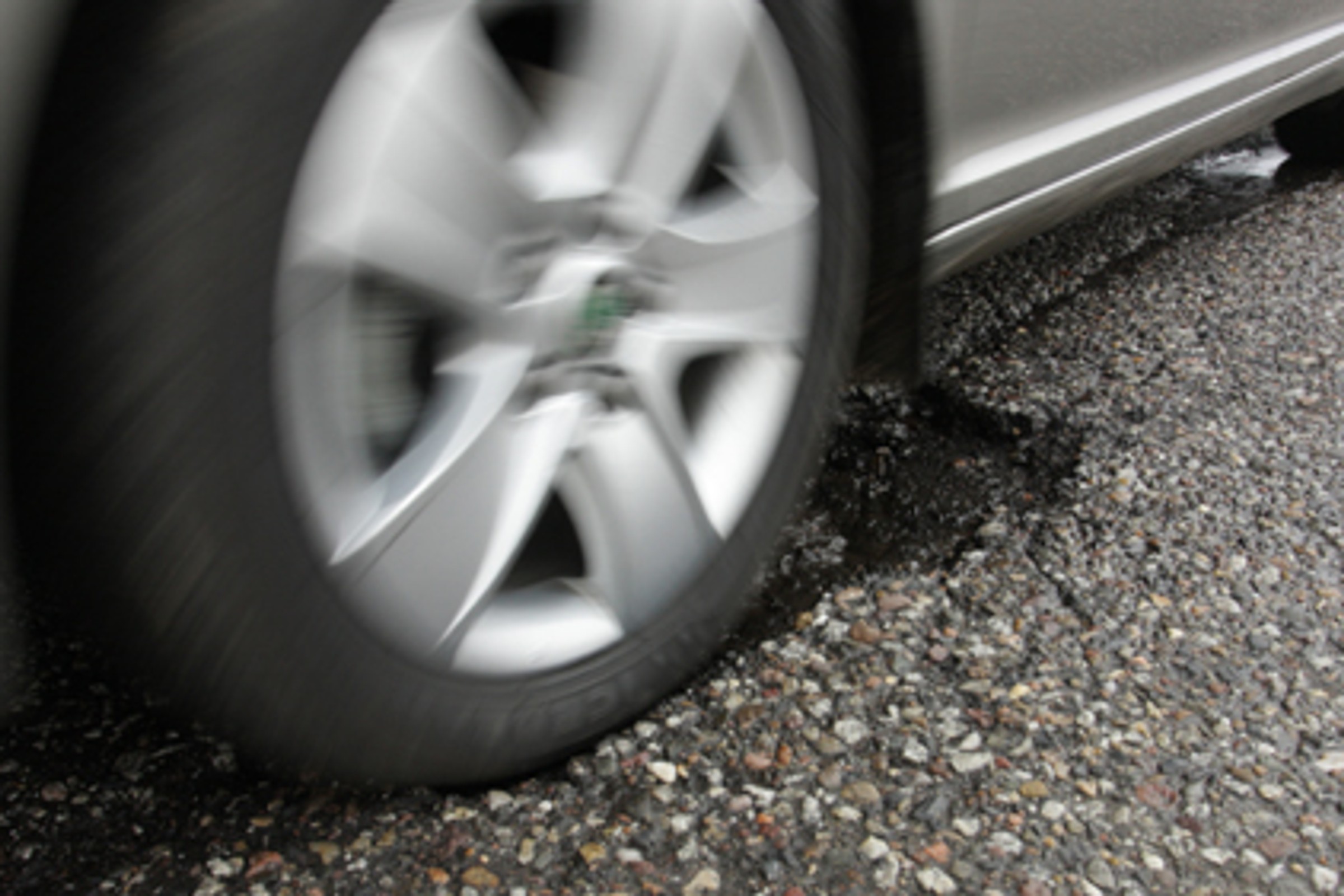 Wpadłeś autem w dziurę? To musisz zrobić, żeby dostać odszkodowanie