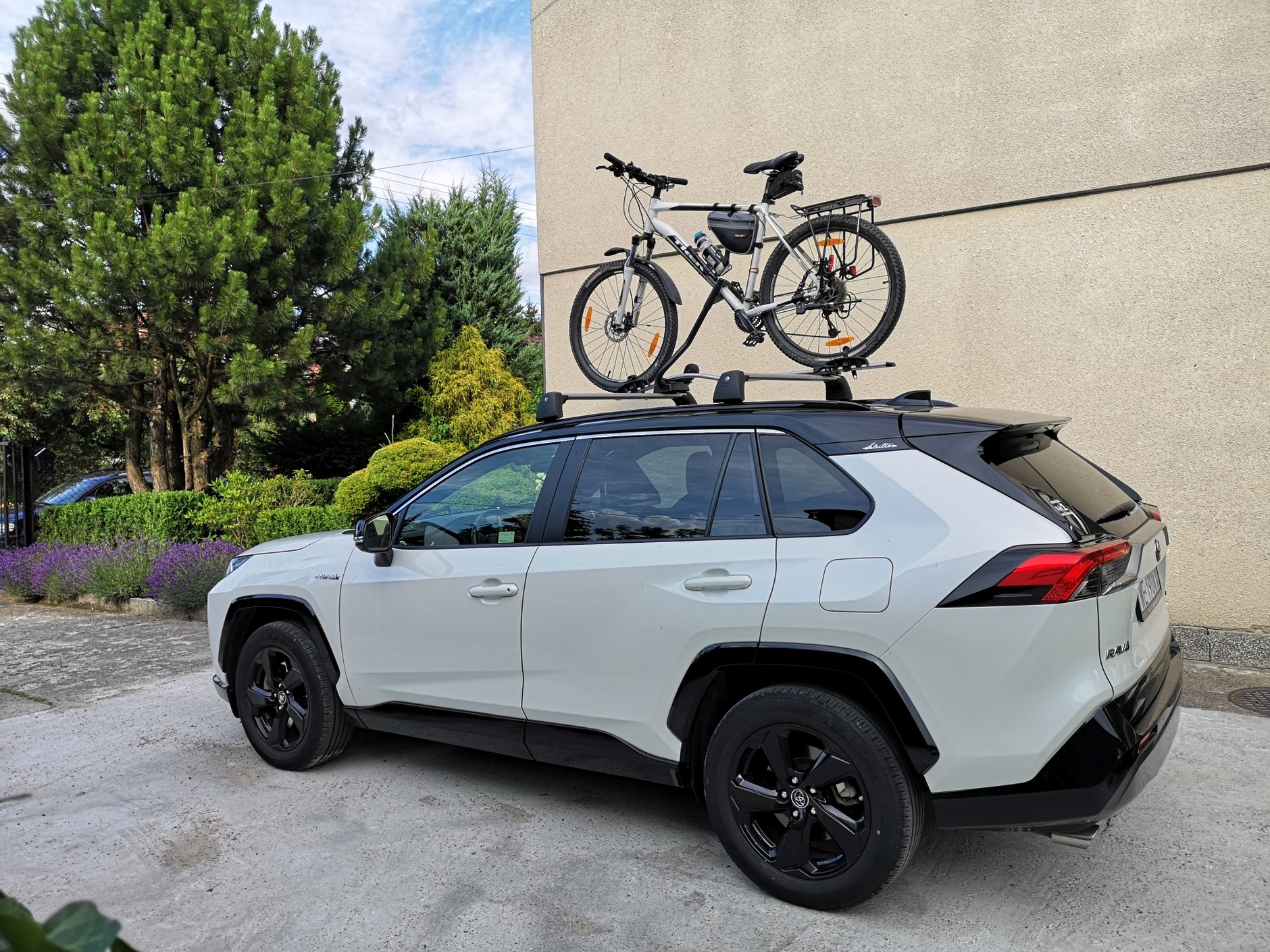 Pakowanie samochodu na wakacyjny wyjazd