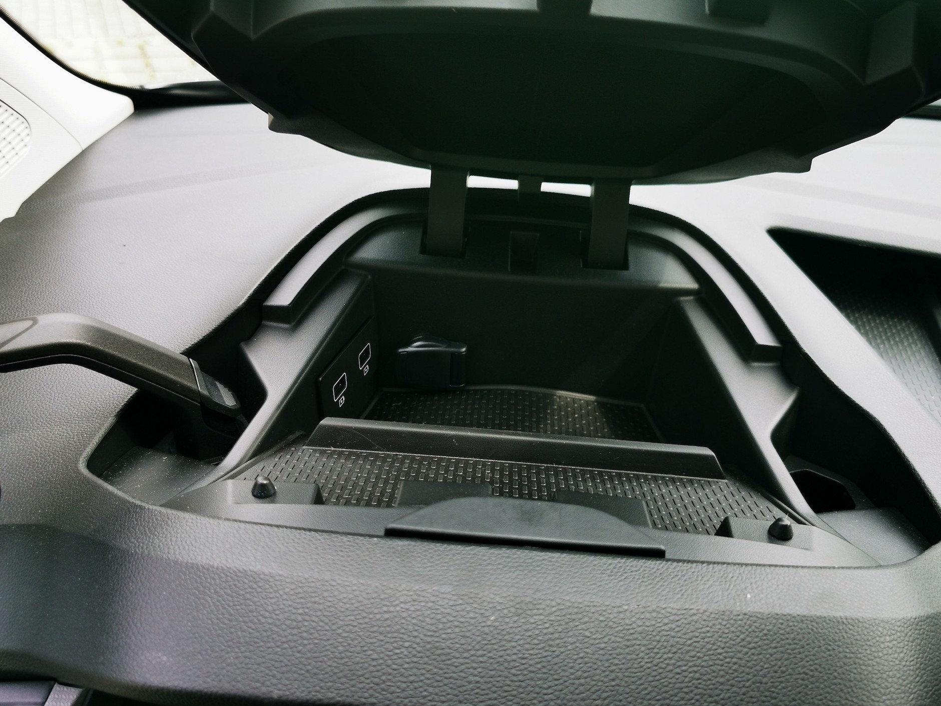 Renault Kangoo Van: w schowku gniazda USB i 12 V