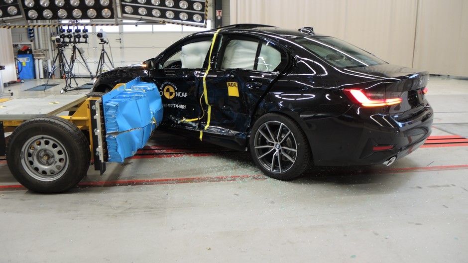 Testy zderzeniowe: BMW serii 1 i serii 3, Peugeota 208 oraz Jeepa Cherokee