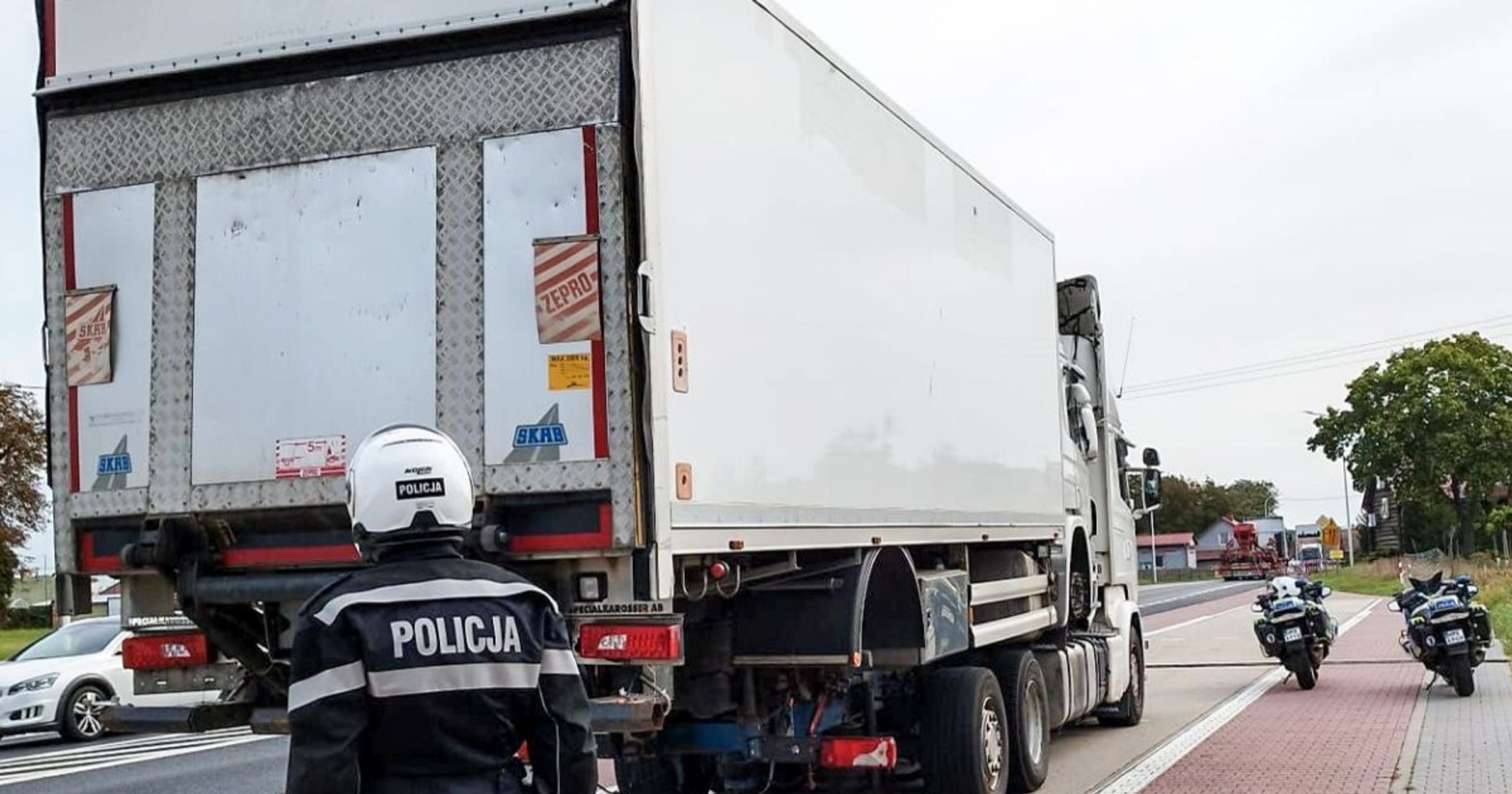 Ciężarówka przewoziła drugą ciężarówkę. Sporo wykroczeń