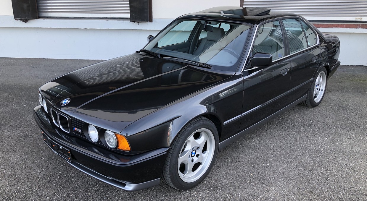 28-letnie BMW M5 E34 jak nowe, prawie bez przebiegu!