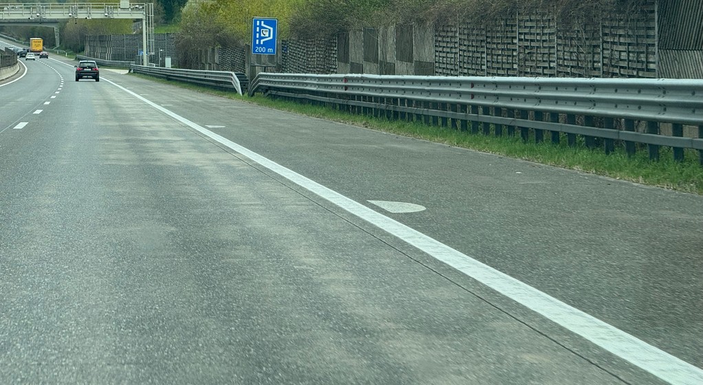 Oznakowanie na drogach Austrii (kropki na drogach), przydatne w przypadku silnej mgły