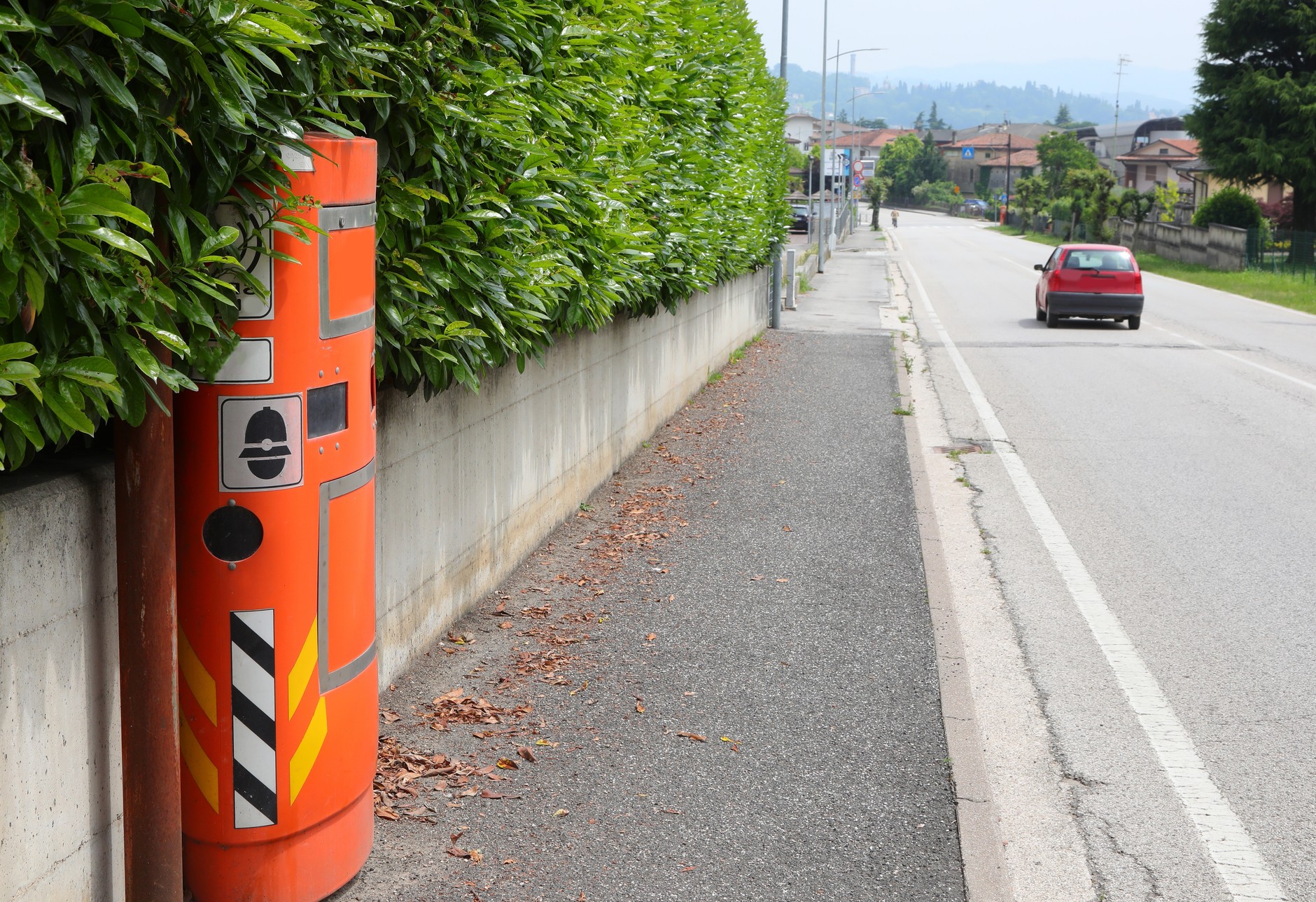Fotoradary we Włoszech mogą być poukrywane, dlatego obserwowanie znaku drogowego jest kluczowe