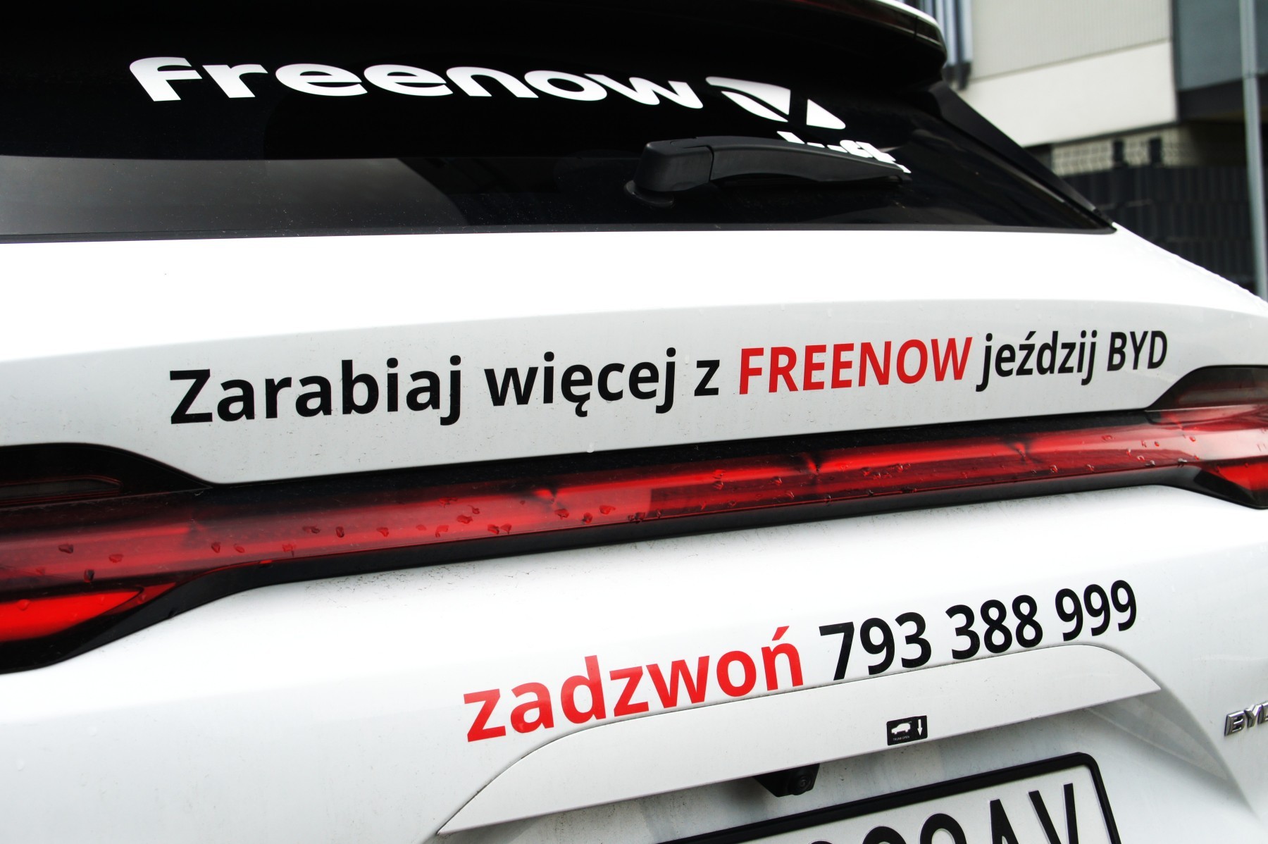 Naklejki na taksówkarskim chińskim SUV-ie