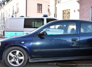 Jeden wiózł dzieci, drugi jechał na awaryjnych. Obaj byli pijani