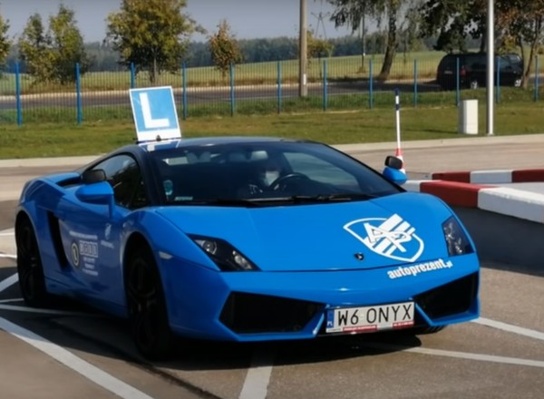 Jak zdać egzamin na prawo jazdy? Najlepiej w Lamborghini!