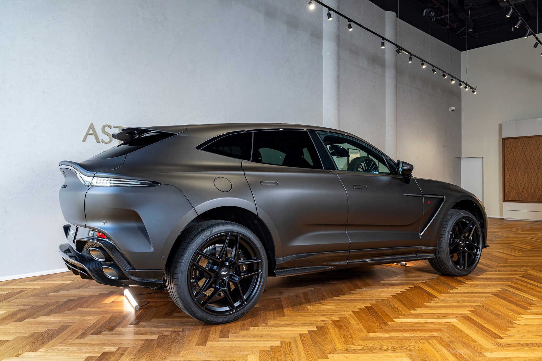 Aston Martin DBX S