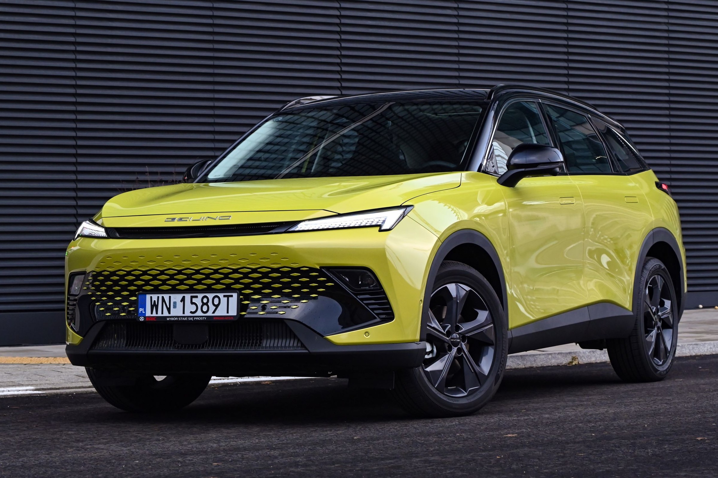 Chiński 4,6-metrowy SUV z nową, rekordowo niską ceną. A wyposażenie wciąż bogate