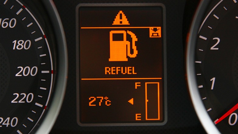 Ile kilometrów przejedziesz na rezerwie? Sprawdziliśmy jak kłamią wskaźniki zasięgu i dlaczego?