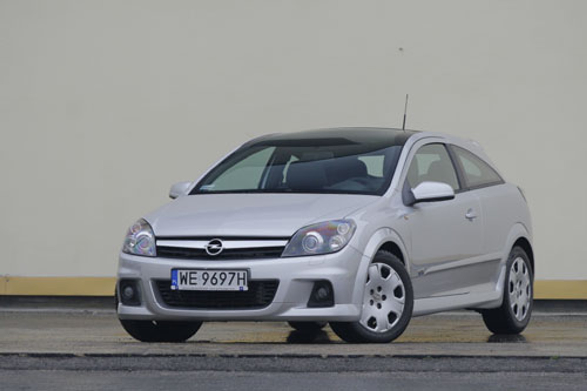 Opel Astra GTC - Dach ładny, niepraktyczny