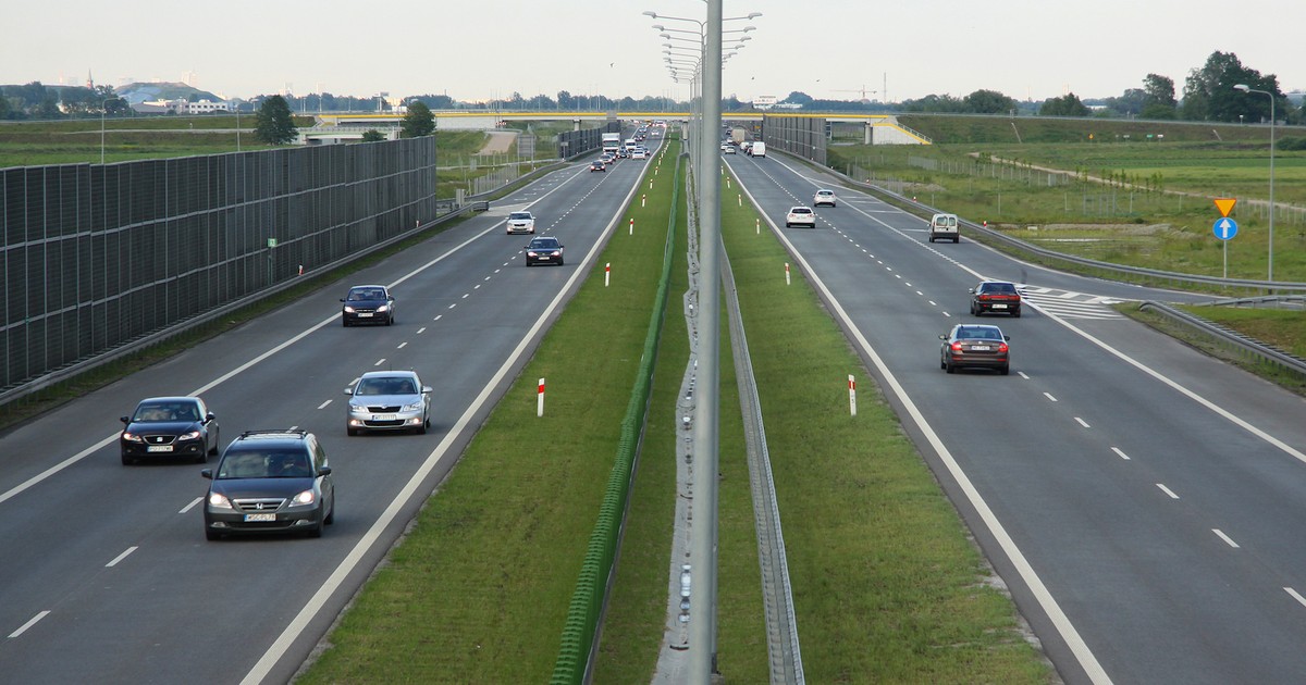  Czy można wyprzedzać z prawej strony? Kierowcy naprawdę tego nie wiedzą. A to proste - Auto Świat