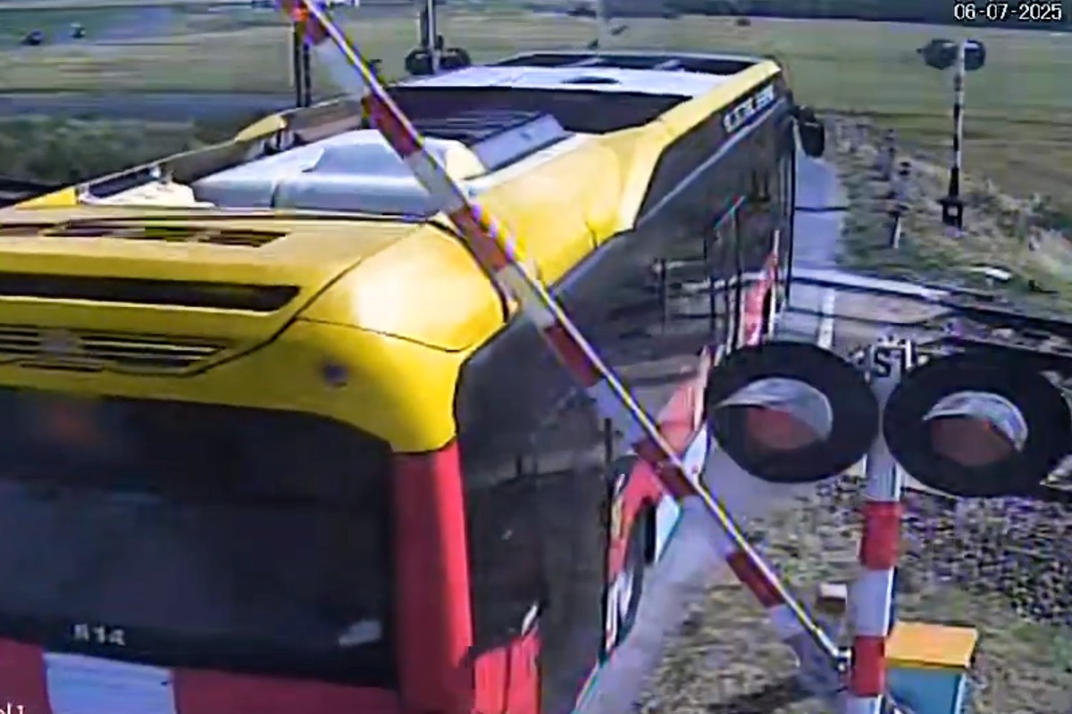 Kierowca autobusu miejskiego wjechał na przejazd w złym momencie. Policjant uznał, iż 2000 zł mandatu to za mało. Jest nagranie