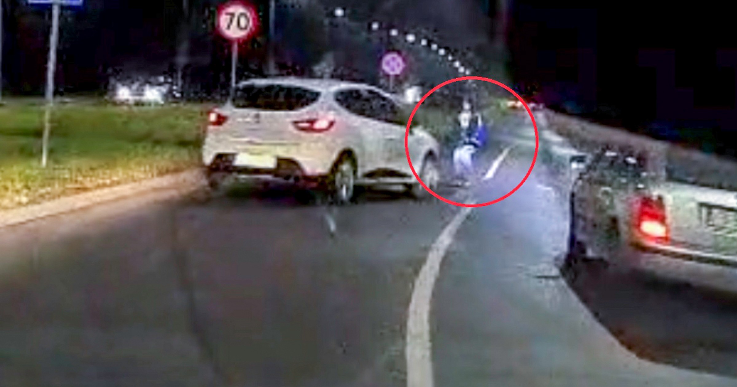 Prawie potrącił pieszego na przejściu – kadr z wideorejestratora