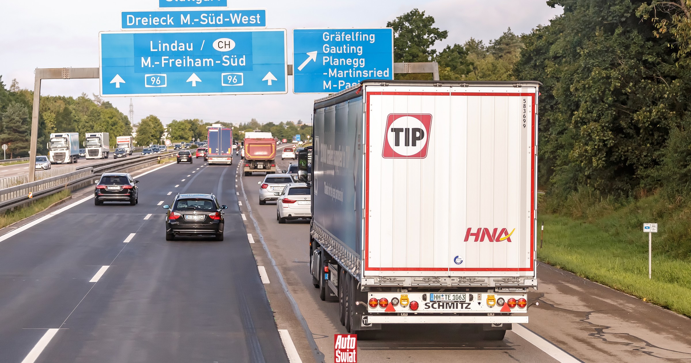 Biała tabliczka z płatkiem śniegu ma ważne zadanie. Kierowcy nie wiedzą