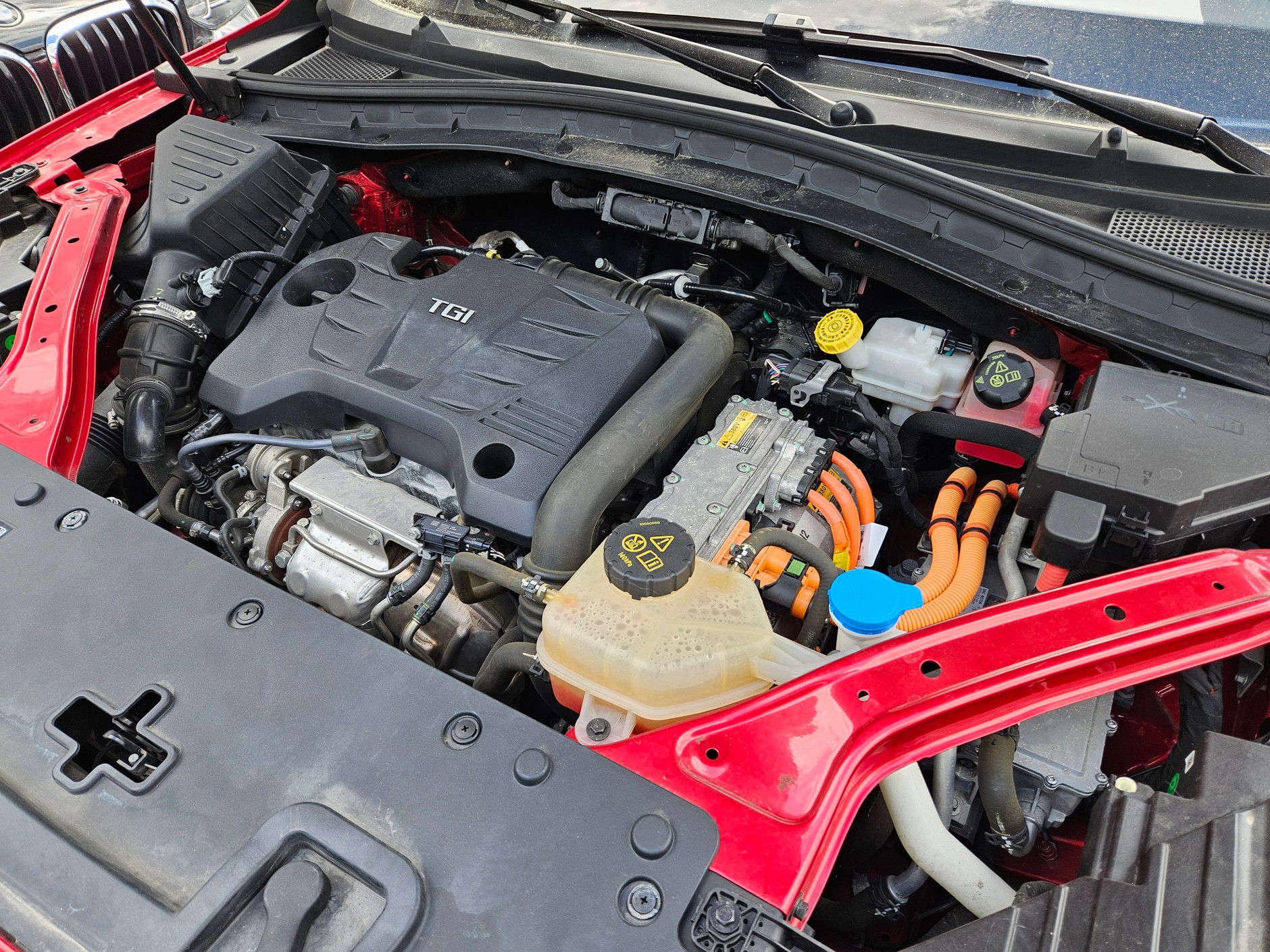 Czerwone używane MG EHS z przebiegiem 71 tys. km za 83 tys. 900 zł