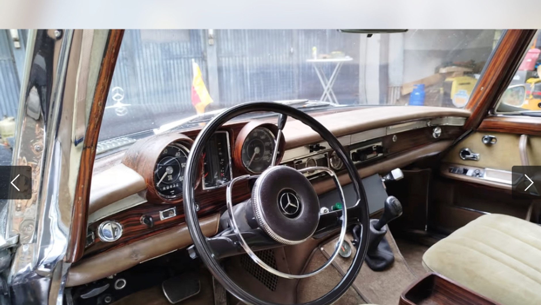 Auto ma teraz manualną skrzynię biegów, ale dźwignia automatu została na swoim miejscu