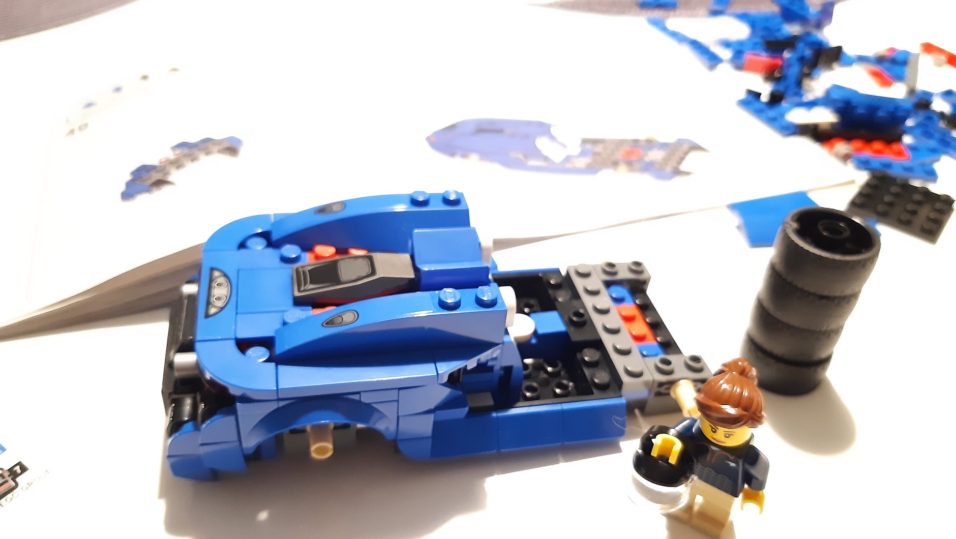 Zestaw LEGO Speed Champions McLaren Elva (76902) wybudujemy szybciej, bo składa się z mniejszej liczby części. Mimo to, zważywszy na skalę auta, należy docenić dbałość o detale.
