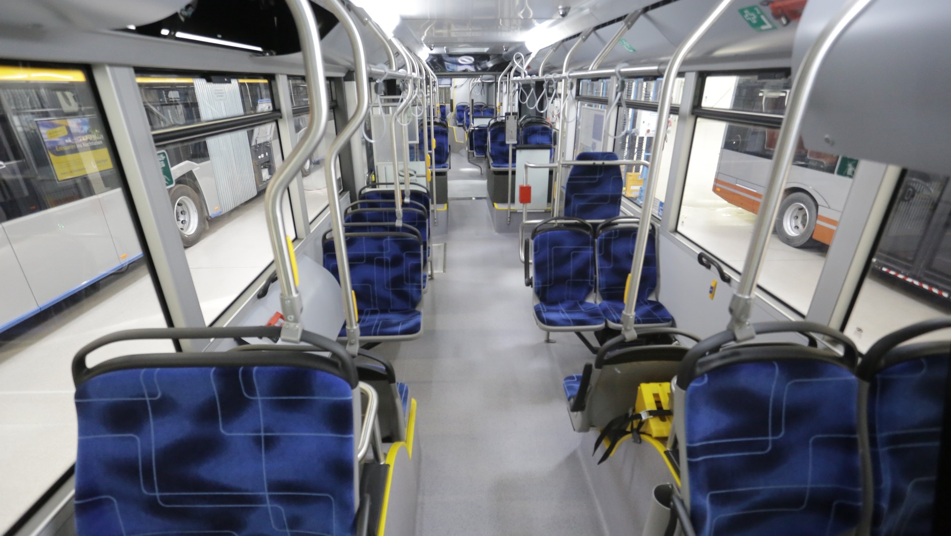 Autobusy produkuje się na zamówienie.To klient decyduje, jaką pojazd będziemiał długość, ile otrzyma siedzeń i drzwi.