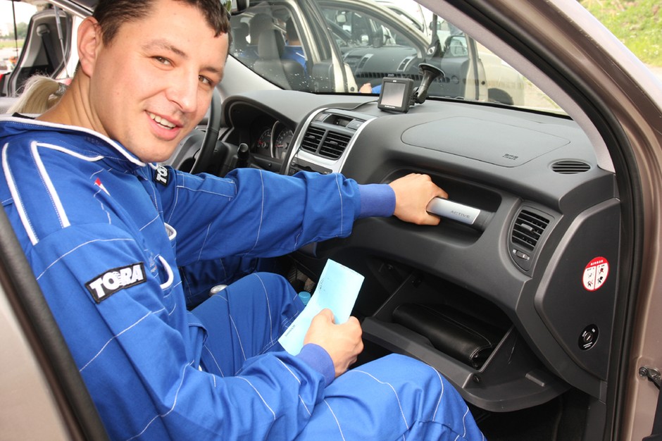 Co potrafią SUV-y? Nasi czytelnicy testują 5 aut klasy SUV - Na ringu stanęły: Citroen C-Crosser, Suzuki Grand Vitara, VW Tiguan, Kia Sportage i Ford Kuga