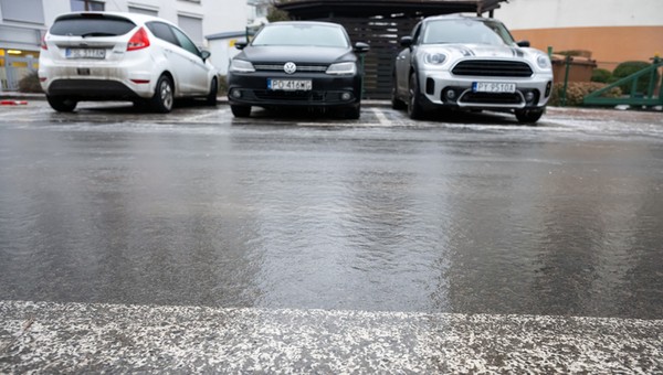 26126034 - POZNAŃ GOŁOLEDŹ PO OPADACH MARZNĄCEGO DESZCZU (opady marznącego deszczu)
