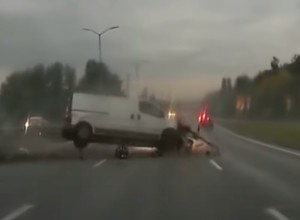 Groźny wypadek BMW z busem na mokrej nawierzchni [Nagranie]
