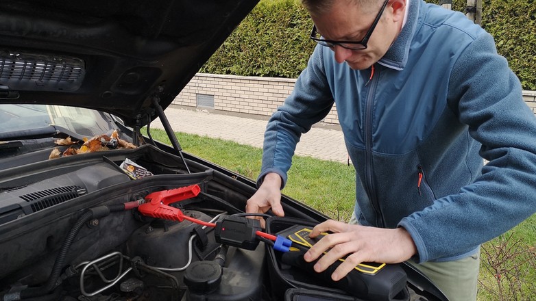 Odpalanie silnika przenośnym boosterem