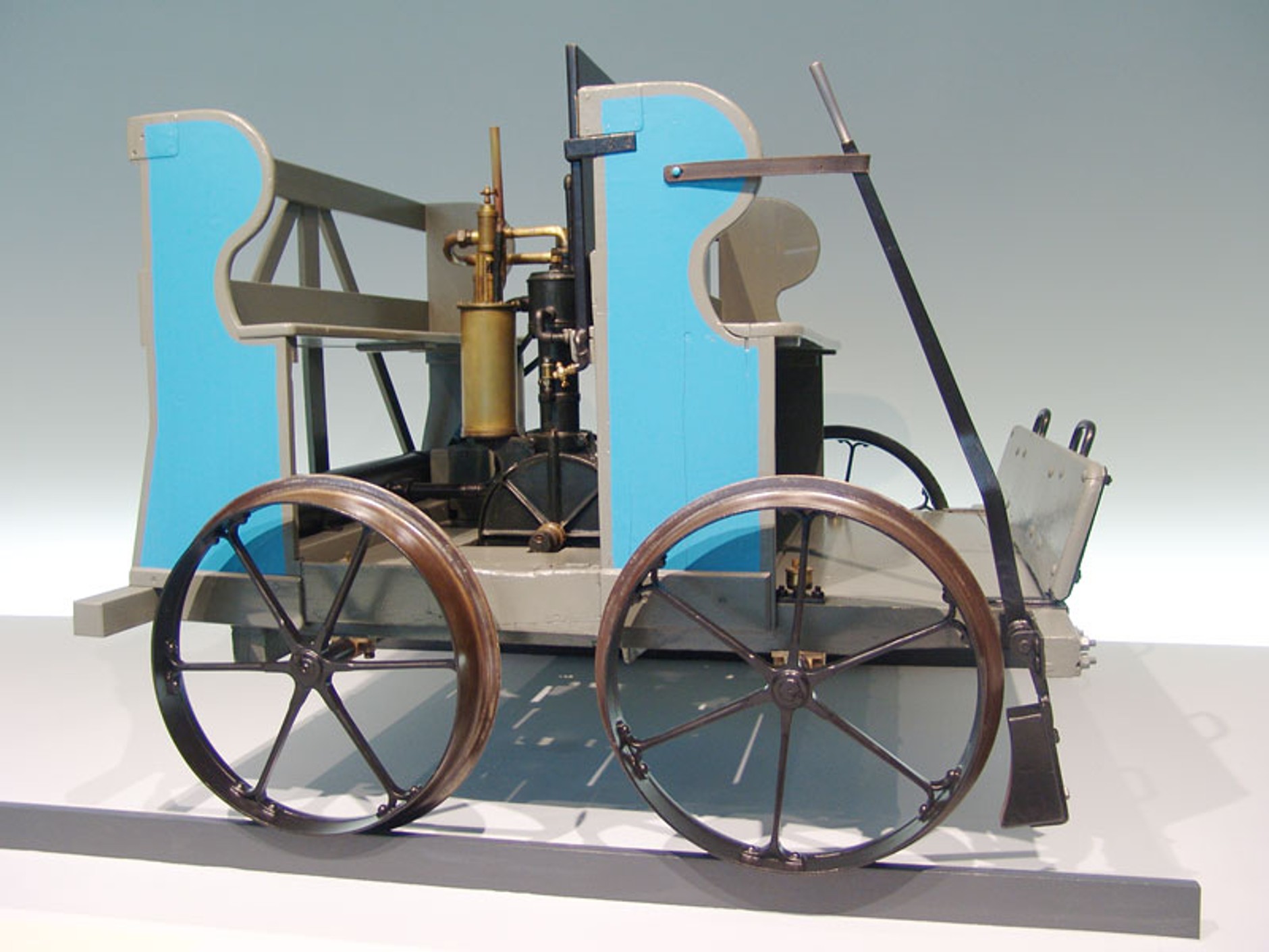 Mercedes-Benz Muzeum: 120 lat historii na 9 piętrach - 1. część (galeria)