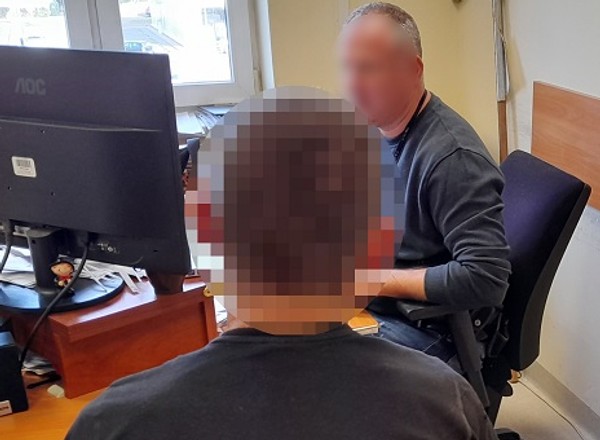Policjanci zatrzymali kierowcę Skody. Miał zakaz i był poszukiwany
