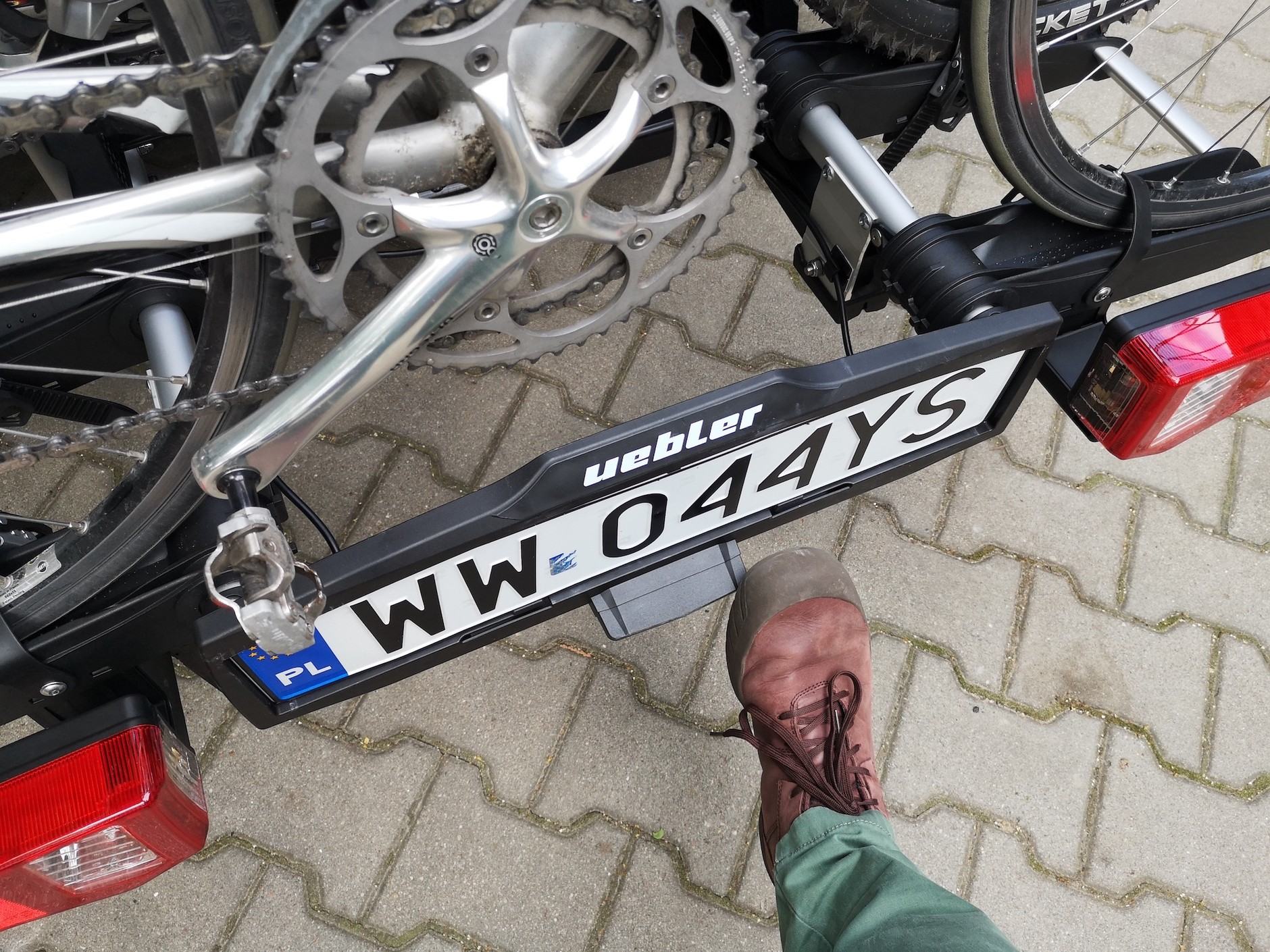 Bagażnik Uebler i21: naciskając na pedał w tylnej części platformy, zwalniamy blokadę – teraz bagażnik można wraz z rowerami odchylić do tyłu, by dostać się do bagażnika samochodu