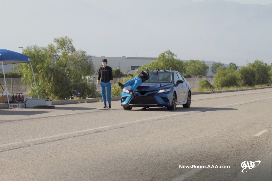 Toyota Camry  - test systemów wykrywania pieszych