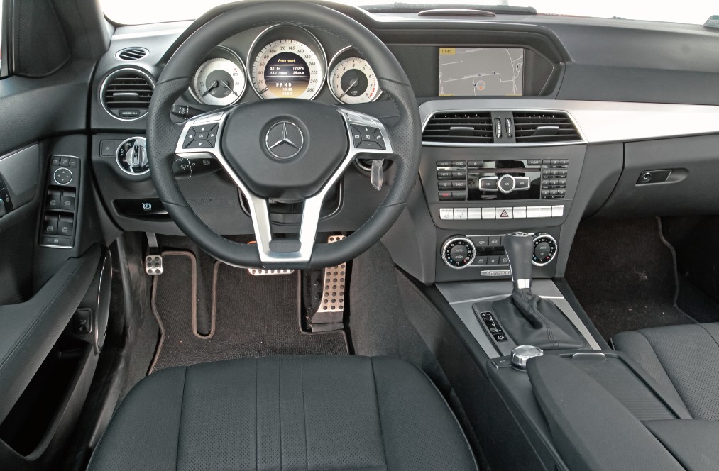 Przyjemny kokpit jest solidnie zmontowany i dobrze znosi próbę czasu. Kapryśna elektronika komfortu